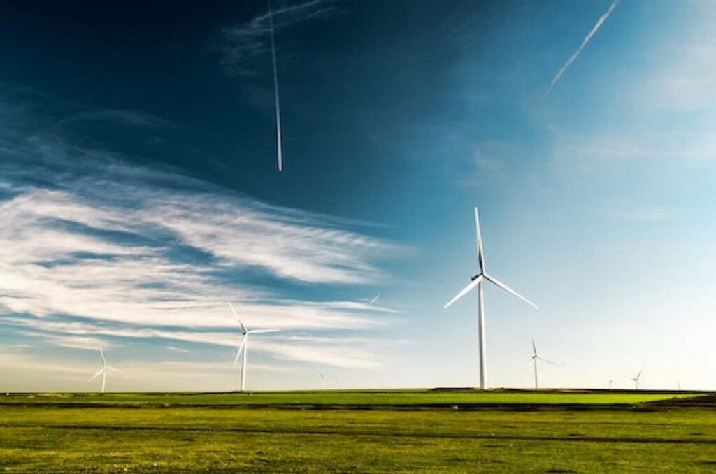 découvrez comment fonctionne l'énergie éolienne et son impact sur l'environnement dans notre guide complet.