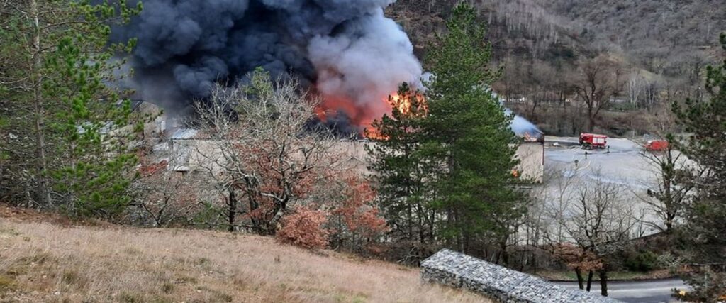 découvrez les dangers liés aux incendies provoqués par les batteries. informez-vous sur les mesures de prévention et les bonnes pratiques à adopter pour garantir votre sécurité et celle de votre entourage face à ce risque croissant.