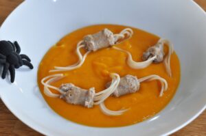 découvrez la recette d'halloween durable avec notre délicieuse soupe de potiron accompagnée de sang factice. parfait pour une soirée terrifiante et respectueuse de l'environnement, cette recette allie saveurs et originalité pour émerveiller vos invités.