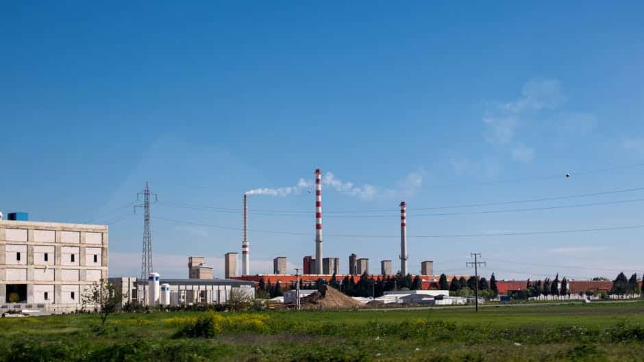découvrez la définition d'une centrale thermique, un système de production d'électricité utilisant la chaleur générée par la combustion de combustibles fossiles ou de biomasse, et son importance pour l'approvisionnement énergétique.