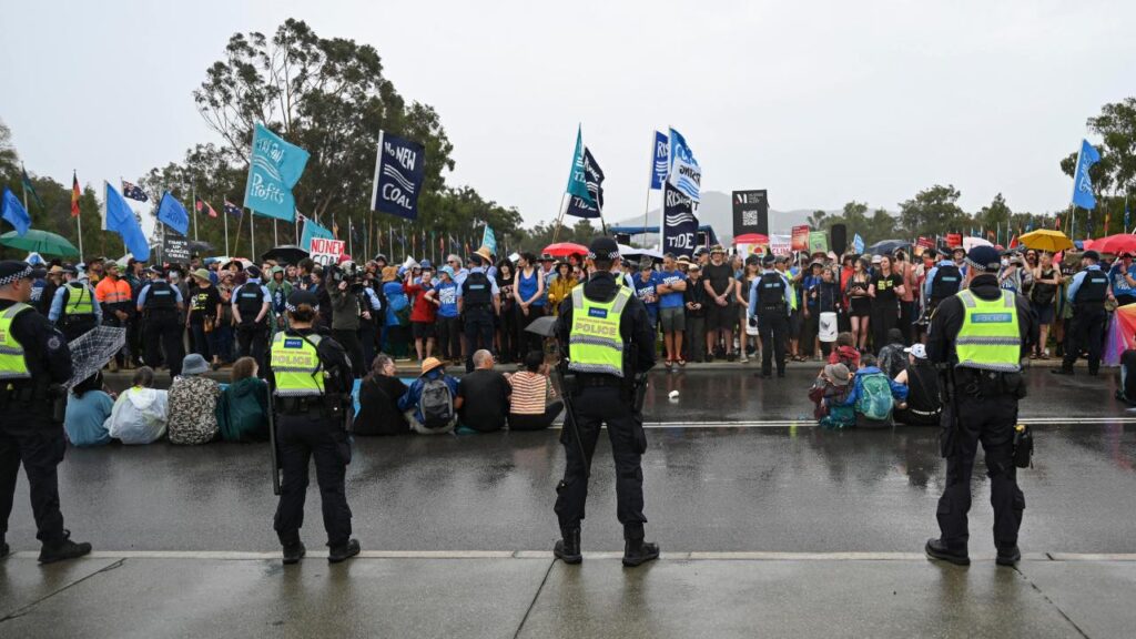 découvrez les détails de l'arrestation liée à rising tide à canberra, une action qui soulève des questions sur l'activisme environnemental et les tensions avec les autorités. plongez dans les enjeux écologiques actuels et les réponses des acteurs locaux.