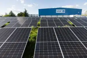 découvrez l'inspirante histoire d'un prêtre portugais engagé dans la promotion de l'énergie solaire. explorez son parcours unique alliant foi et écologie, et comment il œuvre pour un avenir durable à travers l'énergie renouvelable.