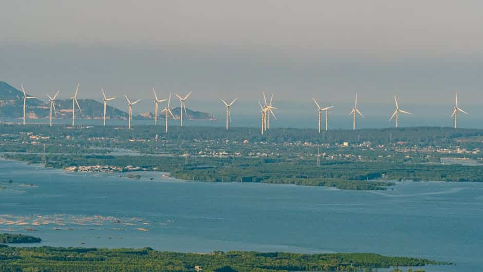 découvrez comment la capacité d'énergie renouvelable de l'inde a triplé en dix ans, atteignant 232 gw. explorez l'ambitieux objectif du pays de 500 gw d'ici 2030, témoignant de son engagement envers un avenir énergétique durable.